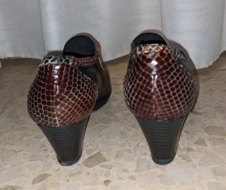 Zapatos de tacón negros y multicolor