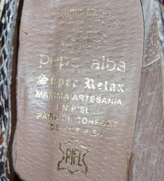 Zapatos de tacón negros y multicolor