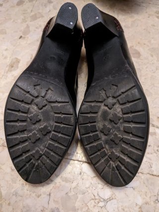 Zapatos de tacón negros y multicolor