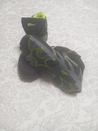 Botas de montaña negras y verdes