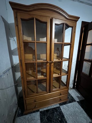 Vitrina de madera con puertas de cristal