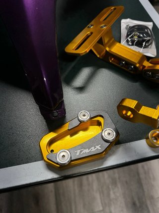 Porta matrículas y piezas moto TMAX 530