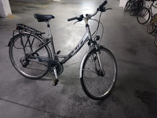 Bicicleta de paseo BH plateada