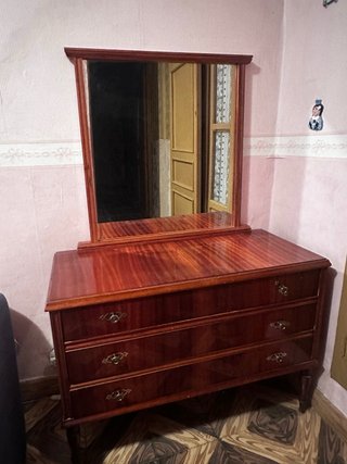 Cómoda de madera con espejo