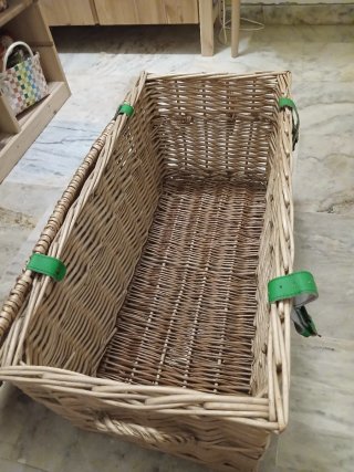 Baúl de mimbre con detalles verdes