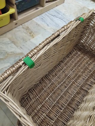 Baúl de mimbre con detalles verdes