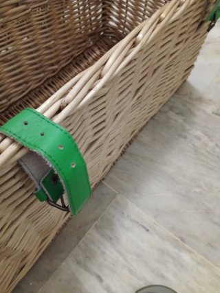 Baúl de mimbre con detalles verdes