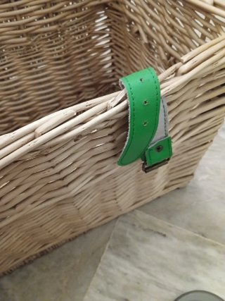 Baúl de mimbre con detalles verdes