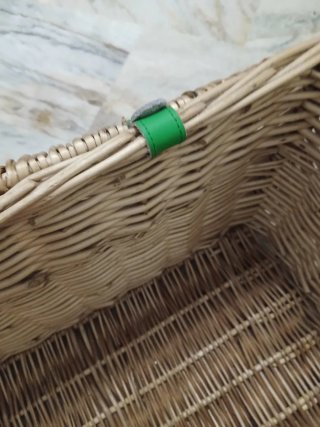 Baúl de mimbre con detalles verdes