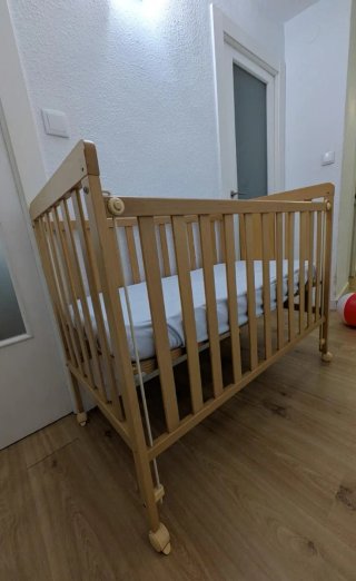 Cuna de madera con estrellas