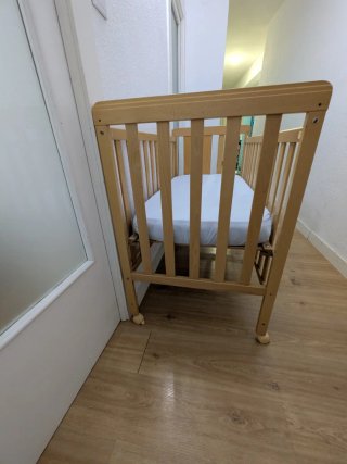 Cuna de madera con estrellas