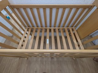 Cuna de madera con estrellas