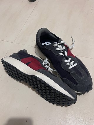 Zapatillas New Balance color azul marino y rojas