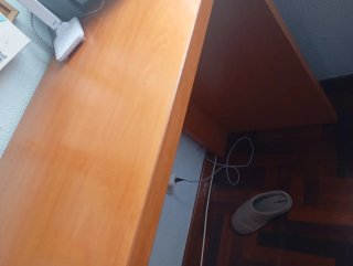 Escritorio de madera marrón