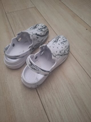 Chanclas Crocs grises y blancas