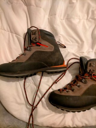Botas de montaña negras y grises
