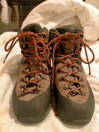 Botas de montaña negras y grises
