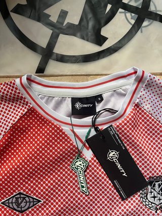 Camiseta Vicinity Roja y Blanca
