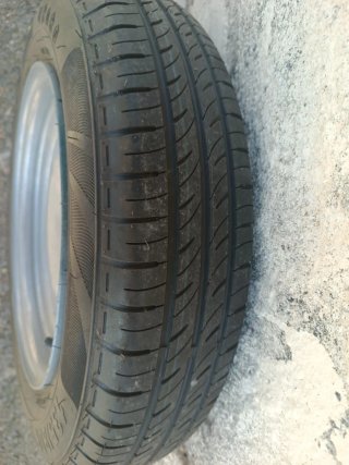 Rueda 135 80 r13 y llanta ataque seat centrada