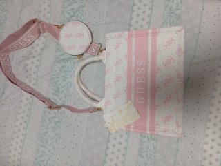 Bolso Guess rosa y blanco con monedero