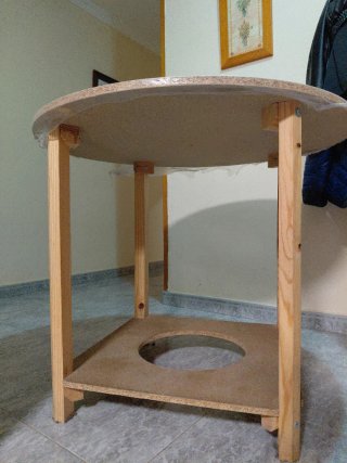 Mesa redonda de madera y plástico