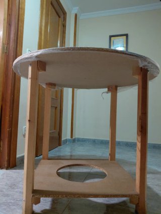 Mesa redonda de madera y plástico