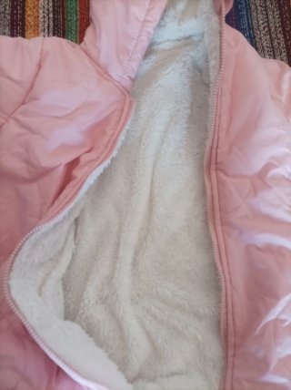 Mono de invierno rosa con orejitas