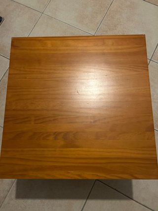 Mesita de madera marrón