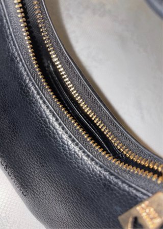 Borsa Love Moschino nera con dettagli oro