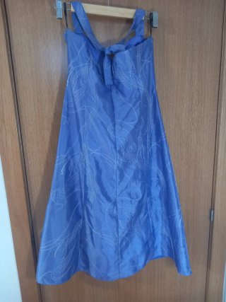 Vestido de fiesta azul con estampado bordado.