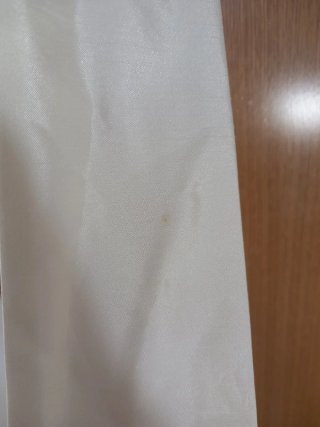 Vestido de fiesta azul con estampado bordado.