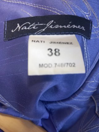 Vestido de fiesta azul con estampado bordado.
