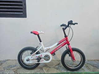 Bicicleta infantil roja y blanca