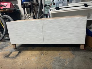 Mueble TV madera y blanco