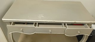 Escritorio de madera gris y blanco