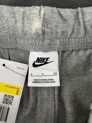 Pantalón corto Nike gris