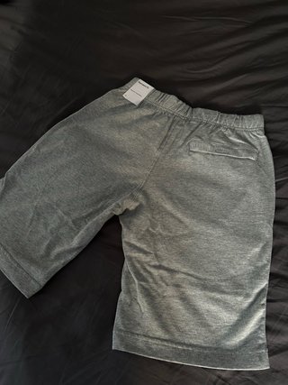Pantalón corto Nike gris