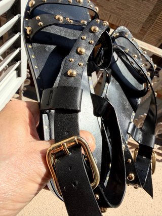 Sandalias Zara negras con tachuelas doradas