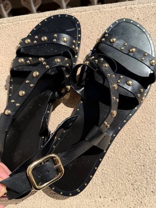 Sandalias Zara negras con tachuelas doradas