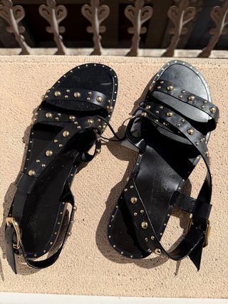 Sandalias Zara negras con tachuelas doradas