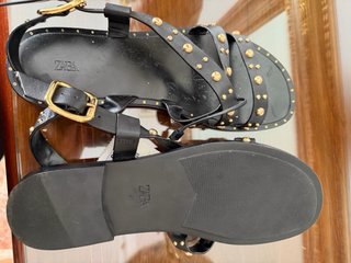 Sandalias Zara negras con tachuelas doradas