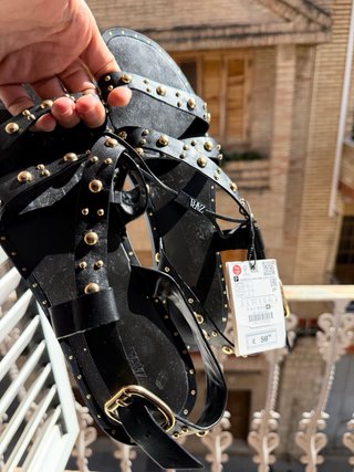 Sandalias Zara negras con tachuelas doradas