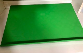 Bandeja verde con círculos para ordenador