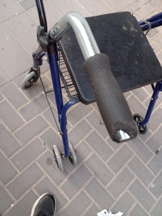 Andador para persona mayor azul