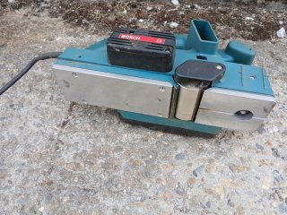 Cepillo Eléctrico Bosch GHO3-82 para madera.