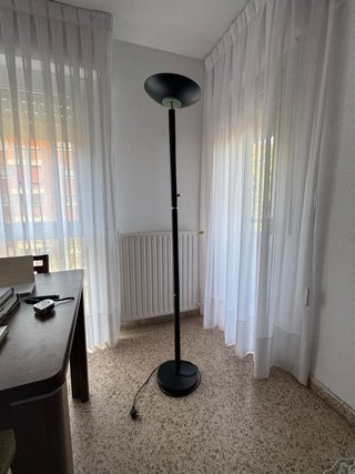 Lámpara de pie negra