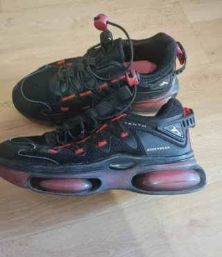 Zapatillas deportivas negras y rojas