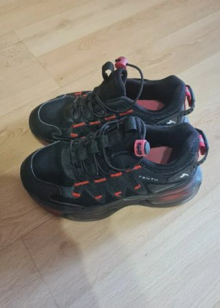Zapatillas deportivas negras y rojas