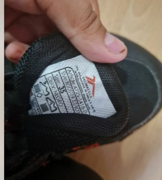 Zapatillas deportivas negras y rojas