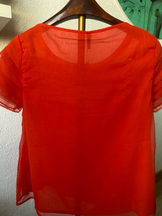 Blusa Naf Naf roja con volantes